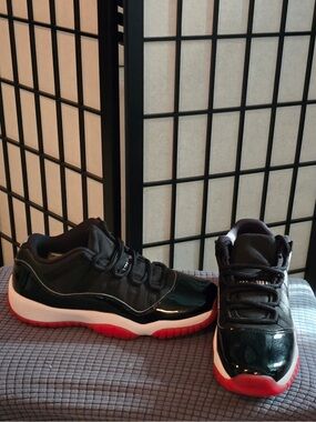 Size 7/Women 8.5/Black and Red Retro Basketball Sneakers - Brand: Nike/Jordans
